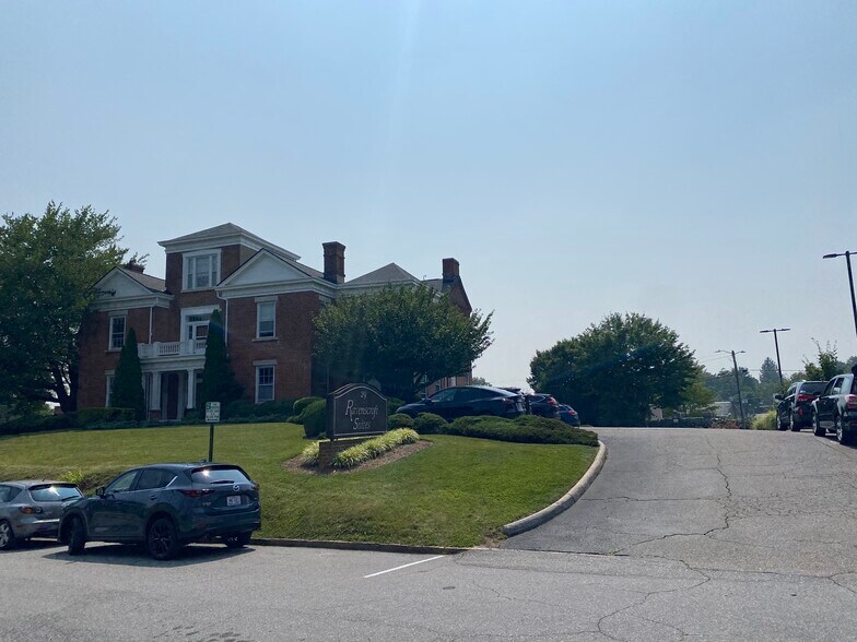 More Photos Of 29 Ravenscroft Dr, Asheville Office For Lease