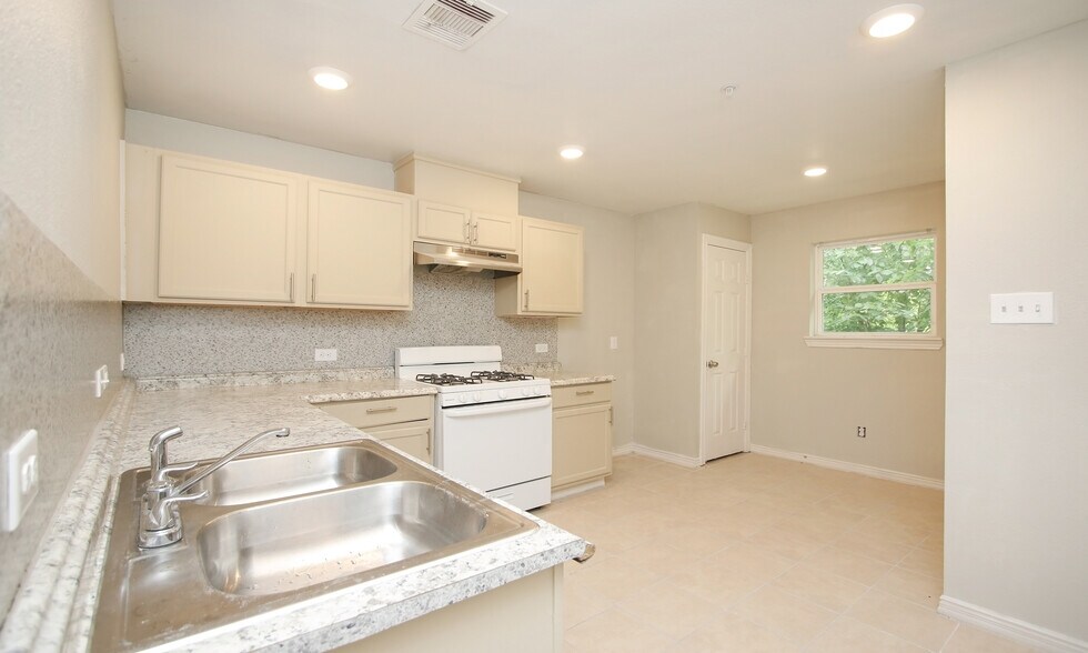 More Photos Of 1318 Avenue A, South Houston Apartments For Sale