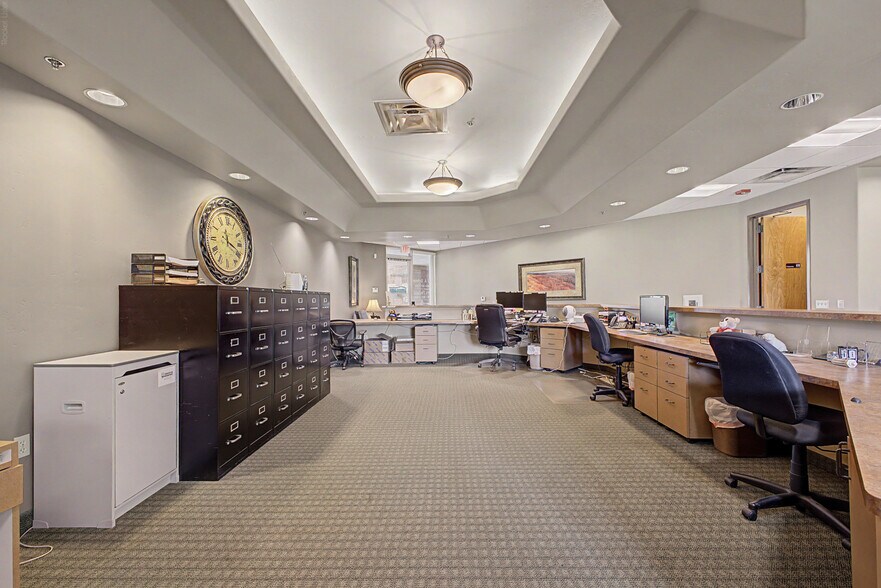 More Photos Of 565 W Chandler Blvd, Chandler Office For Lease
