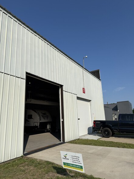 More Photos Of 1406-1414 E Pine St, Midland Warehouse For Lease