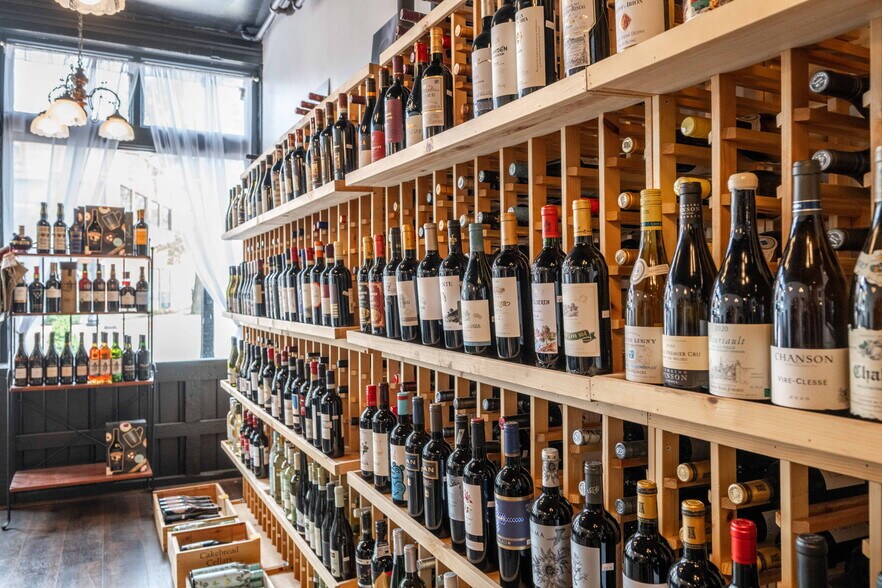 More Photos Of 2015 Madison rd, Cincinnati Storefront Retail Residential For Lease