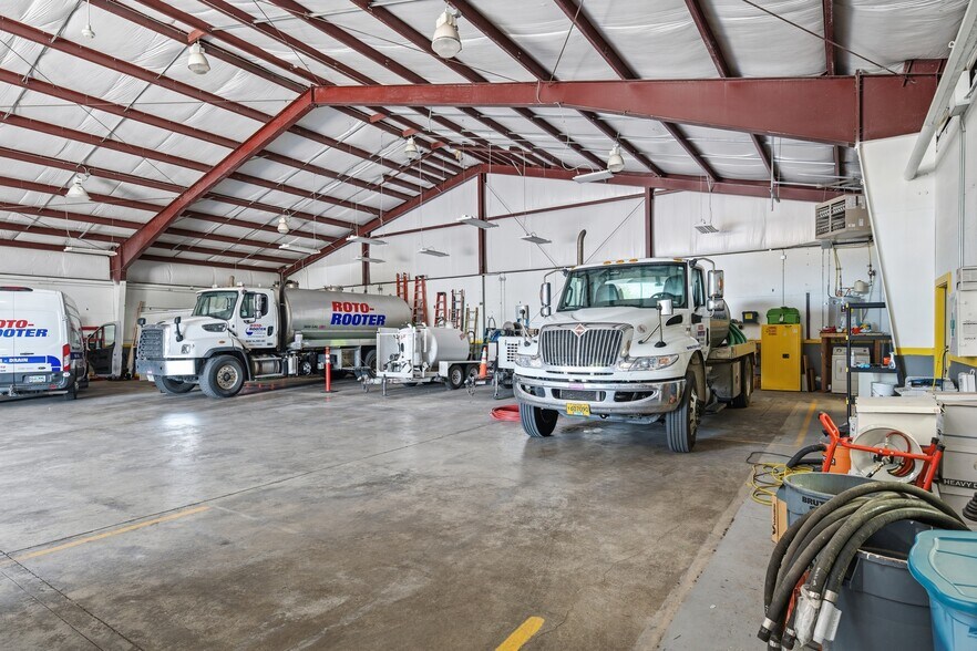More Photos Of 335 SE Jackson St, Redmond Warehouse For Sale