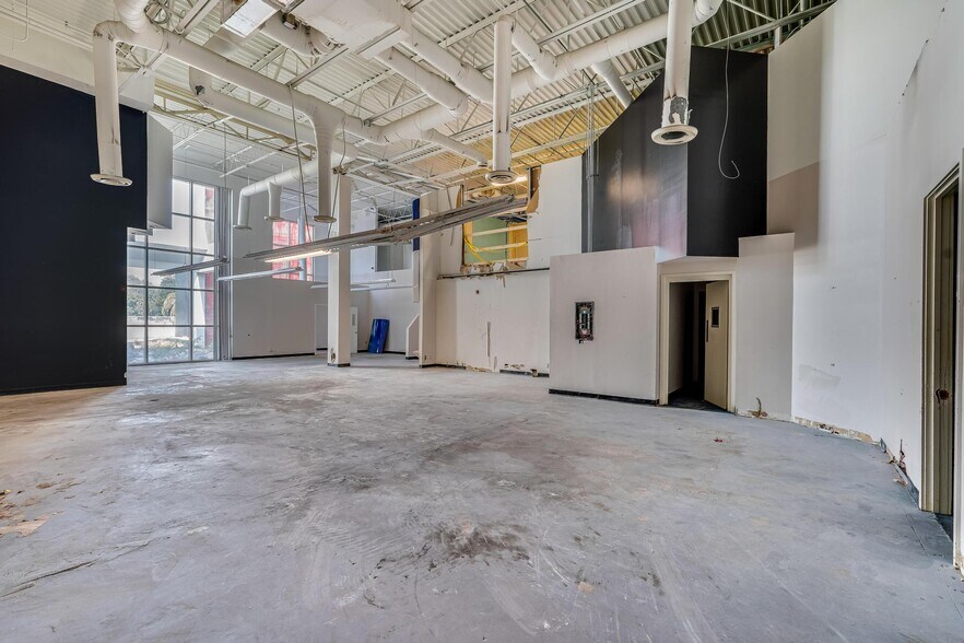 More Photos Of 194 NW 187th St, North Miami Showroom For Sale