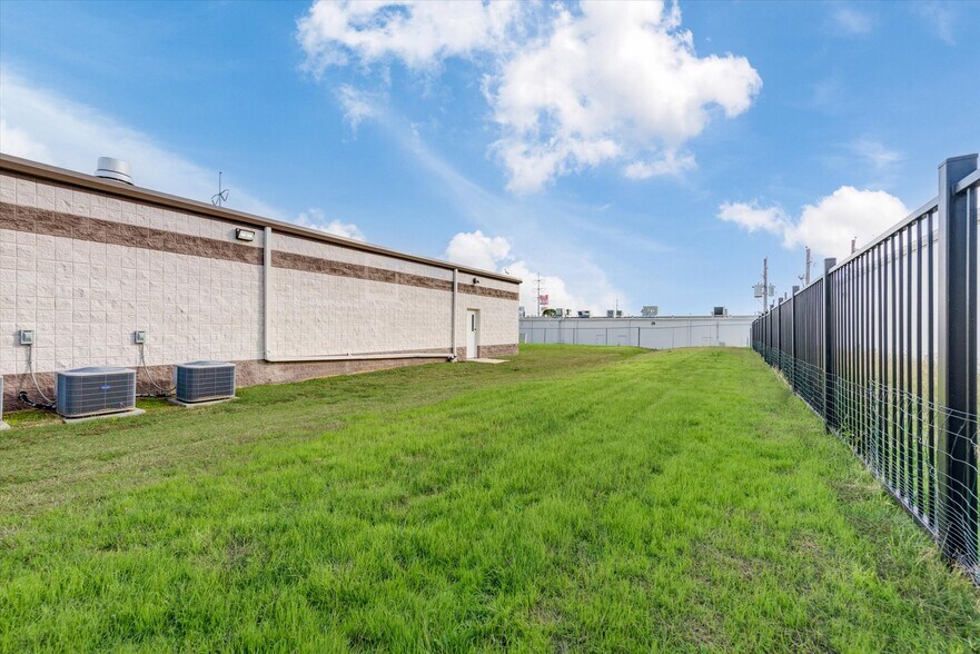 More Photos Of 5615 Rufe Snow Dr, North Richland Hills Freestanding For Sale