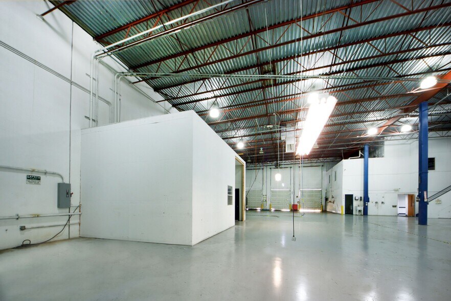 More Photos Of 2851 Evans St, Hollywood Warehouse For Lease