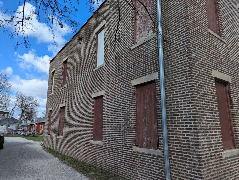 More Photos Of 701 N 22nd St, Mattoon Freestanding For Sale