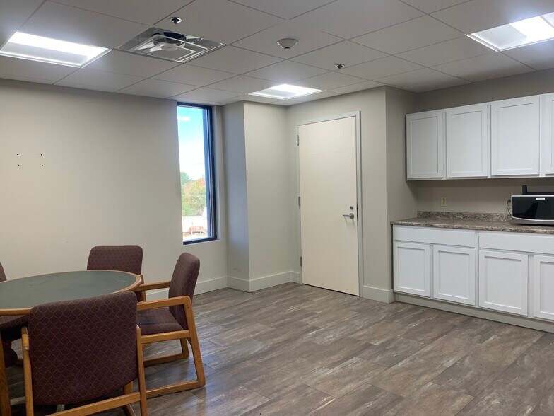 More Photos Of 586 Lewiston Junction Rd, Auburn Distribution For Lease