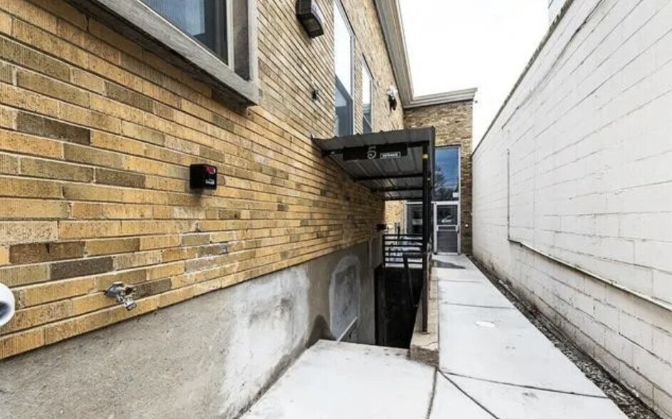 More Photos Of 95 Grant St, Crystal Lake Apartments For Sale