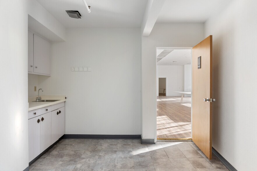 More Photos Of 4512-4514 Hollis St, Emeryville Warehouse For Lease