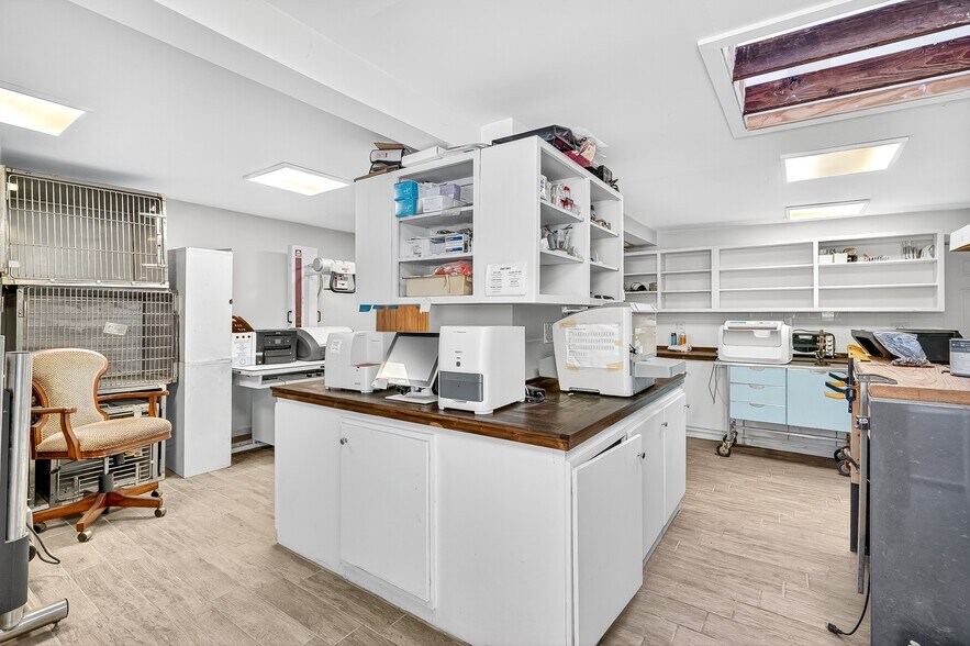 More Photos Of 153 Route 9W, Haverstraw Veterinarian Kennel For Sale