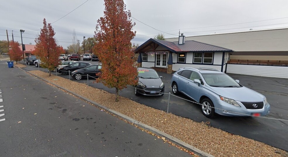 Primary Photo Of 560 NW Birch Ave, Redmond Auto Dealership For Sale