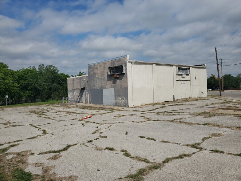 More Photos Of 804 Nashville Ave, Fort Worth Freestanding For Sale