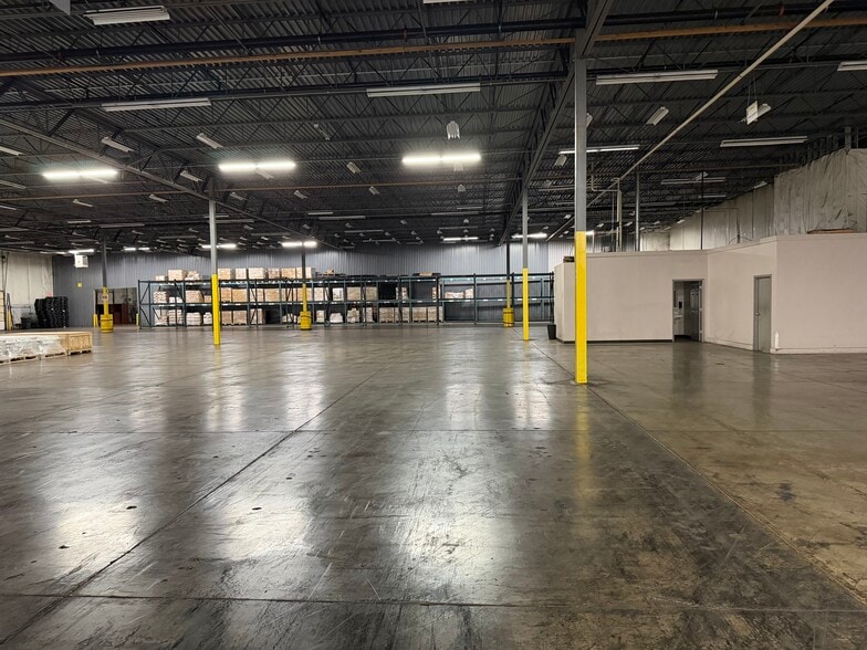 More Photos Of 305 S Pioneer Blvd, Springboro Warehouse For Lease