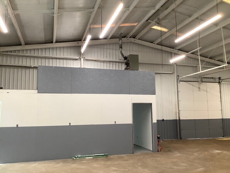 More Photos Of 148 N Groesbeck Hwy, Mount Clemens Warehouse For Lease