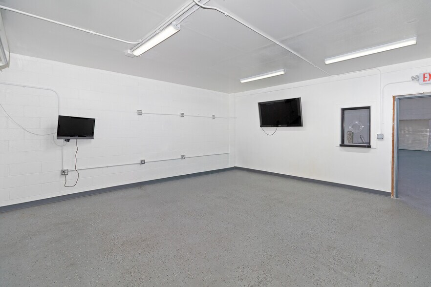 More Photos Of 8212-8214 San Fernando Rd, Sun Valley Light Distribution For Sale