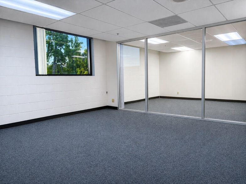 More Photos Of 5450 Tech Cr, Moorpark Manufacturing For Lease