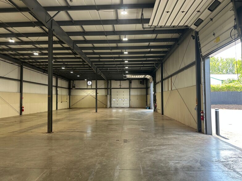 More Photos Of 335 Commerce Blvd, Liverpool Unknown For Lease