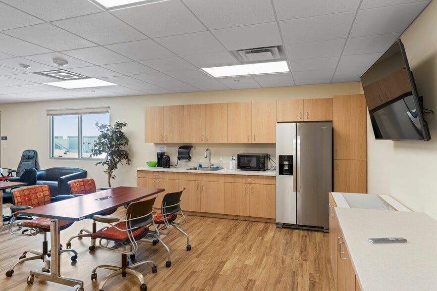 More Photos Of 42525 Tall Cedars Pkwy, Chantilly Schools For Lease