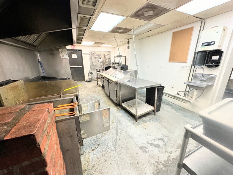 More Photos Of 1910 Magazine St, New Orleans Storefront Retail Residential For Lease