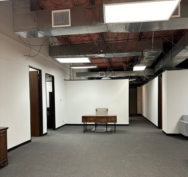 More Photos Of 10595 Westoffice Dr, Houston Light Distribution For Lease