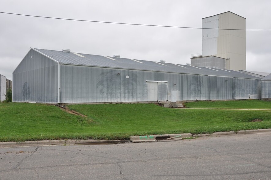 Primary Photo Of 305 13th Ave, Howard Lake Manufacturing For Lease