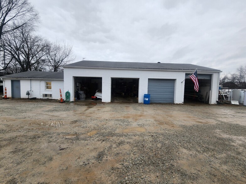 More Photos Of 217 Steedly Dr, Louisville Light Distribution For Sale