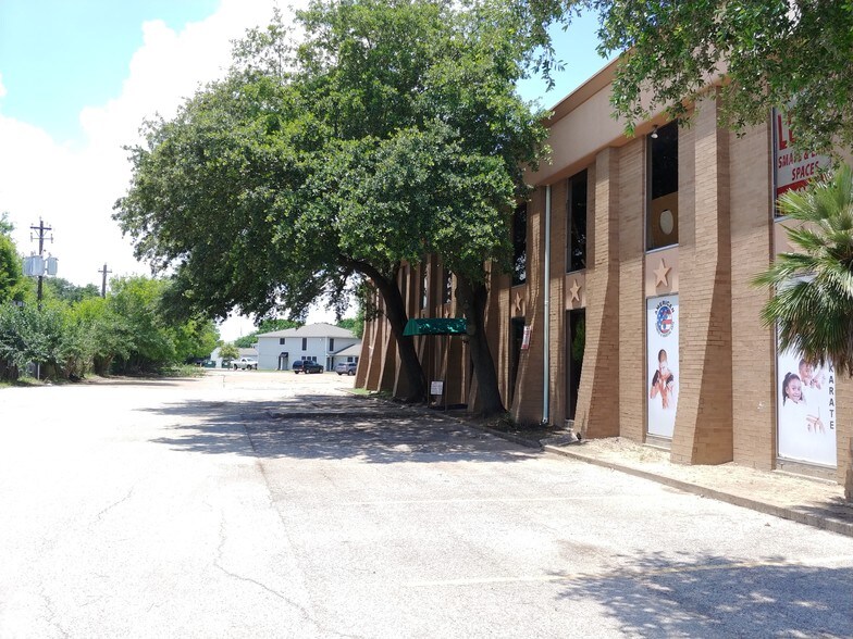 More Photos Of 3222 Burke Rd, Pasadena Office For Lease