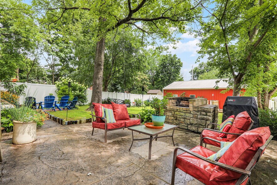 More Photos Of 504 W 5th St, Washington Hospitality For Sale