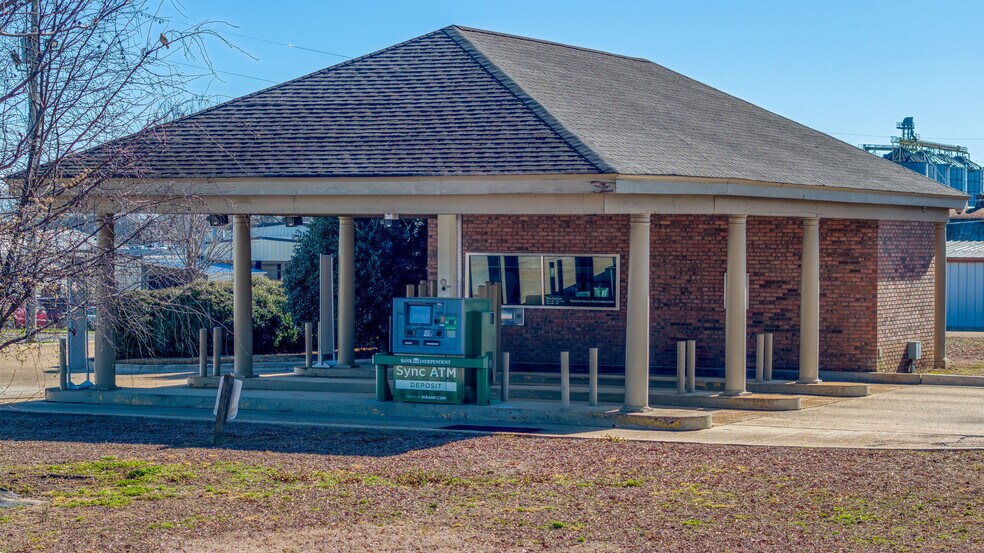 More Photos Of 305 4th Ave SW, Red Bay Bank For Sale