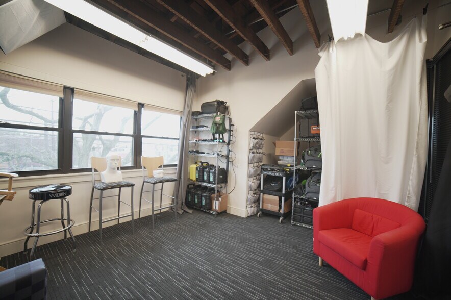 More Photos Of 1800 E State St, Hamilton Showroom For Lease