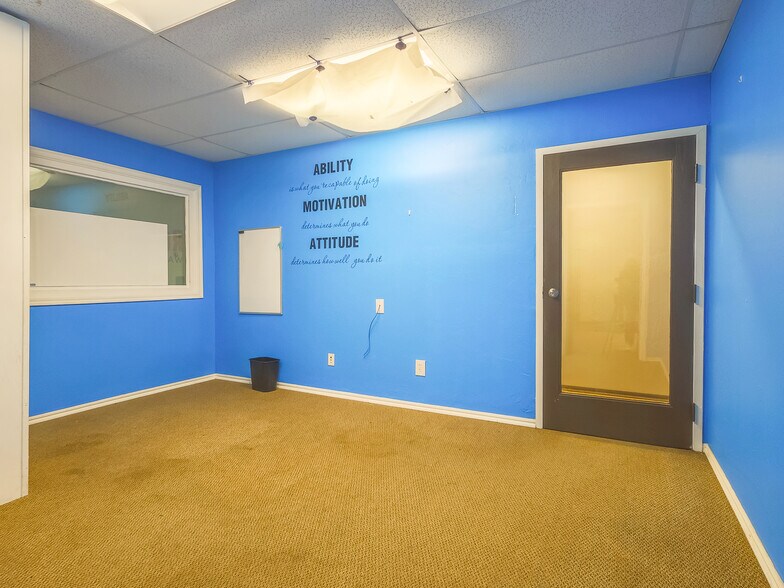 More Photos Of 401 S Ranchwood Blvd, Yukon Flex For Sale