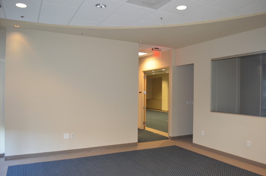 More Photos Of 4170 Lafayette Center Dr, Chantilly Light Distribution For Sale