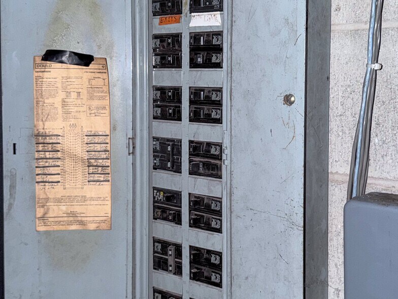 More Photos Of 1930 E Mason St, Green Bay Freestanding For Lease