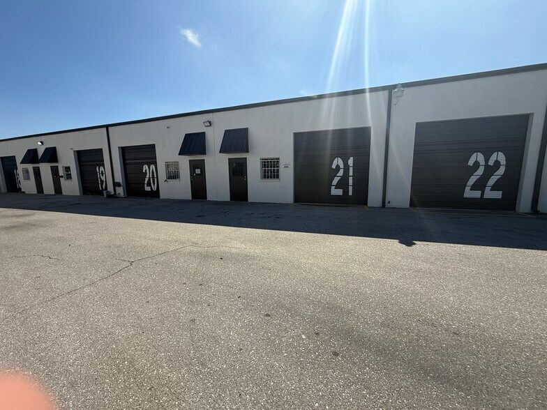More Photos Of 2020 S Combee Rd, Lakeland Warehouse For Lease
