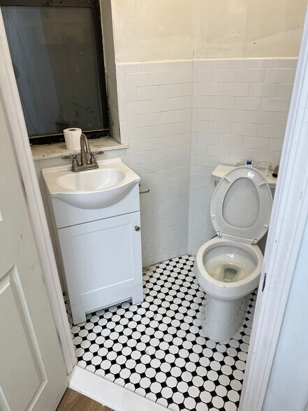 More Photos Of 410 7th Ave, Brooklyn Storefront Retail Residential For Lease