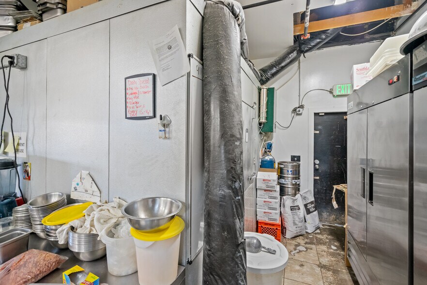 More Photos Of 2425 25th St SE, Salem General Retail For Sale