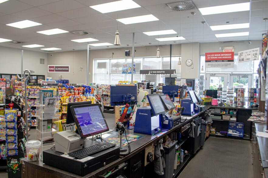 More Photos Of 680 Av Gilles-Villeneuve, Berthierville General Retail For Sale