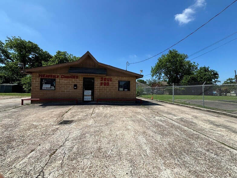 More Photos Of 3815 Cavalcade St, Houston Restaurant For Sale
