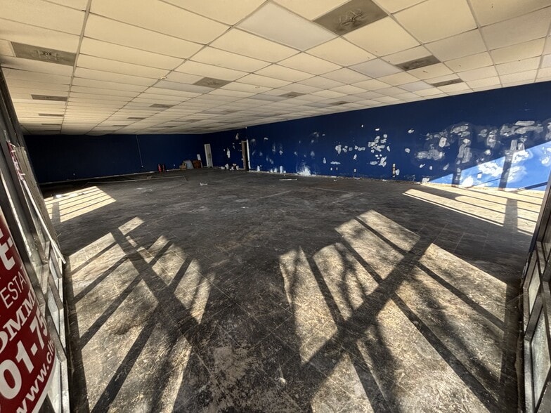 More Photos Of 5210 Pleasant View Rd, Memphis Showroom For Lease