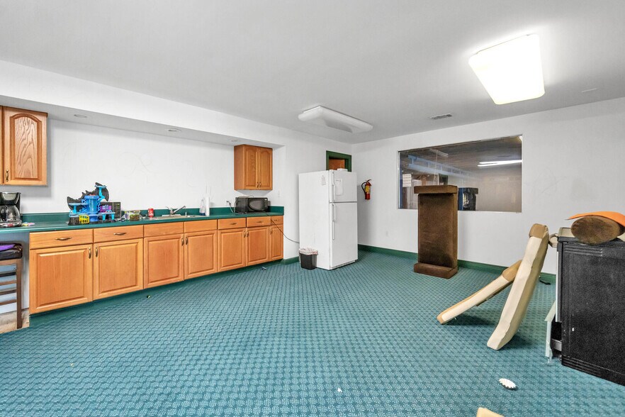 More Photos Of 639 Harbor Blvd, Destin Showroom For Lease