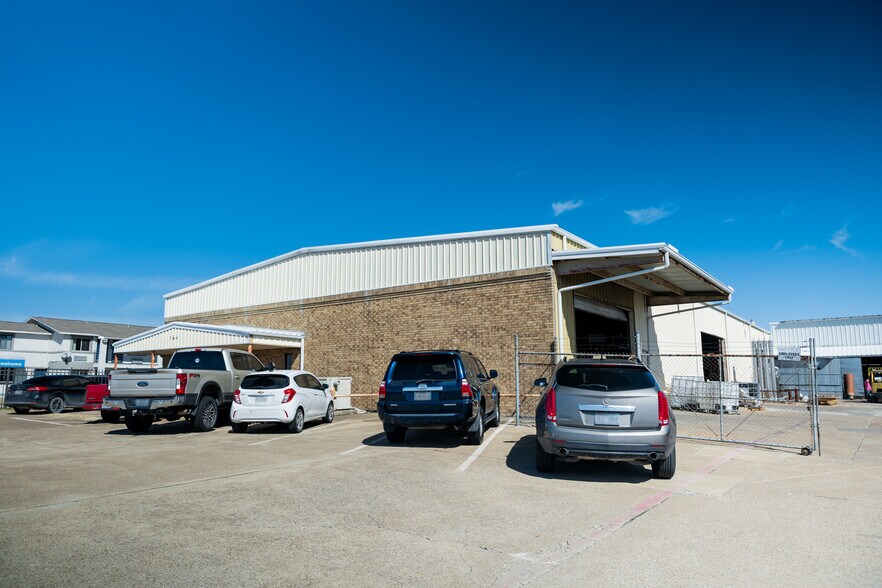 More Photos Of 1630 N Interstate 35 E, Lancaster Flex For Sale
