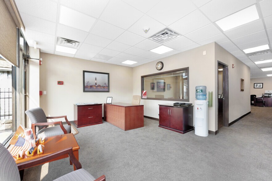 More Photos Of 245-249 W Montauk Hwy, Lindenhurst Office For Lease