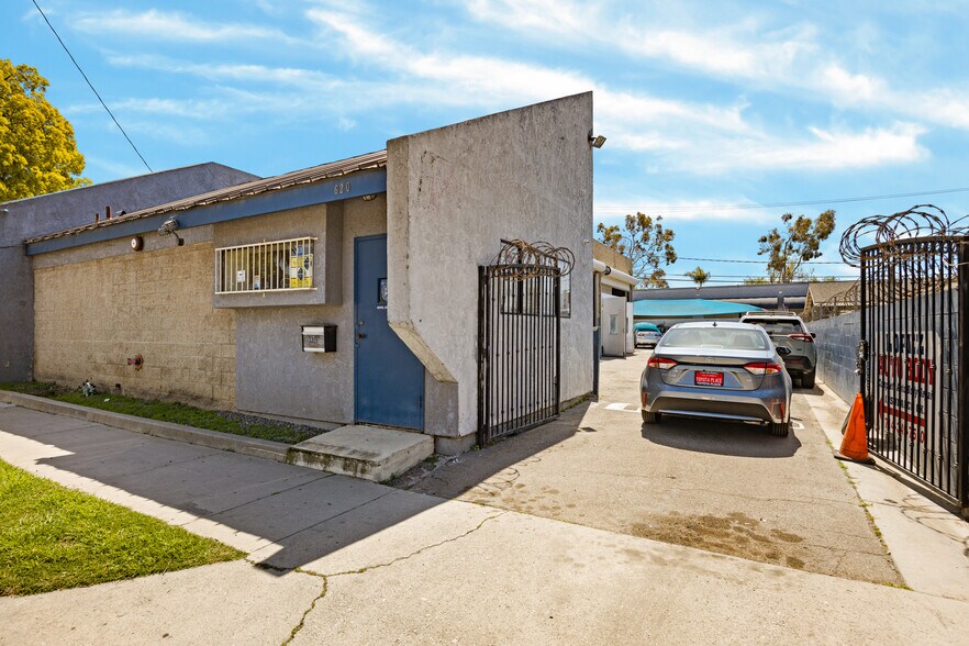 More Photos Of 620 E 2nd St, Santa Ana Service For Sale