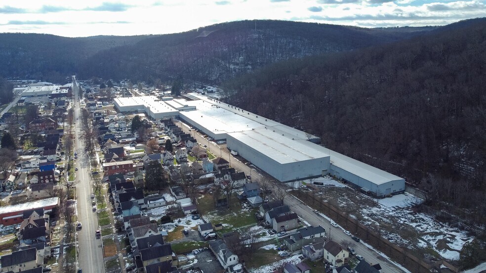 More Photos Of 325 Buffalo St, Franklin Warehouse For Lease