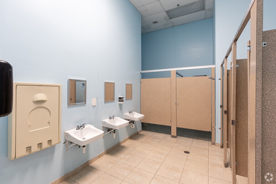 More Photos Of 6702-6900 N University Dr, Tamarac Unknown For Lease