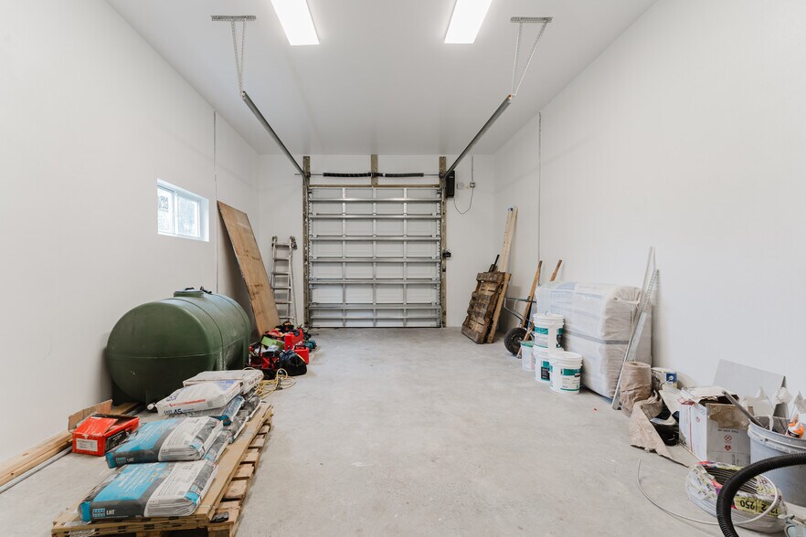 More Photos Of 654 NW 22nd Rd, Fort Lauderdale Light Distribution For Sale