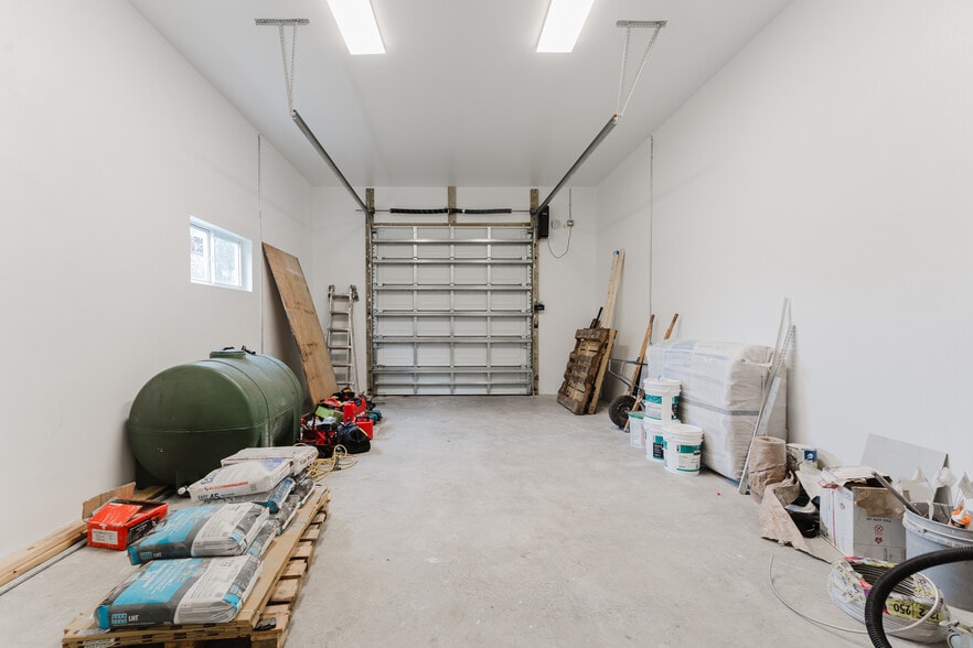 More Photos Of 654 NW 22nd Rd, Fort Lauderdale Light Distribution For Lease