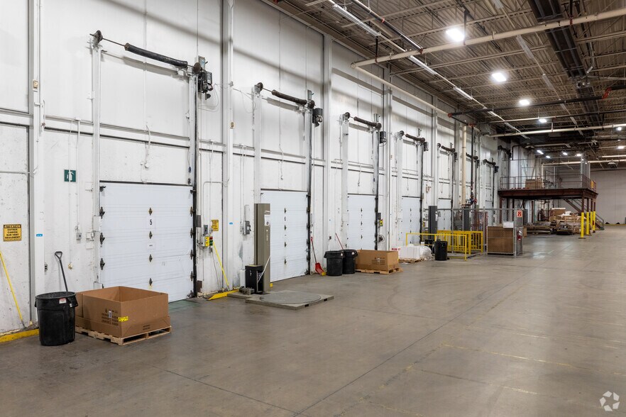 More Photos Of 180 Rue de Normandie, Boucherville Distribution For Lease