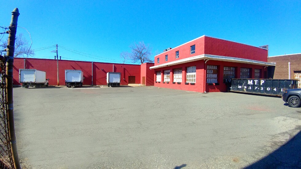 More Photos Of 74 Sussex St, Hackensack Showroom For Lease