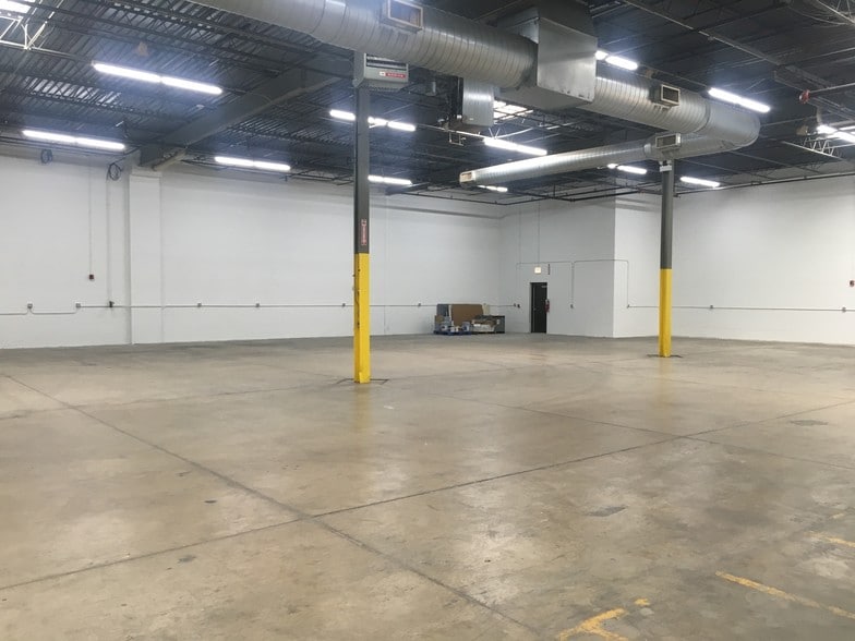 More Photos Of 1001 Entry Dr, Bensenville Warehouse For Lease